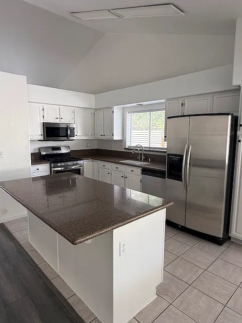 3 bed, 1945 sqft, $2,500 — Photo 3