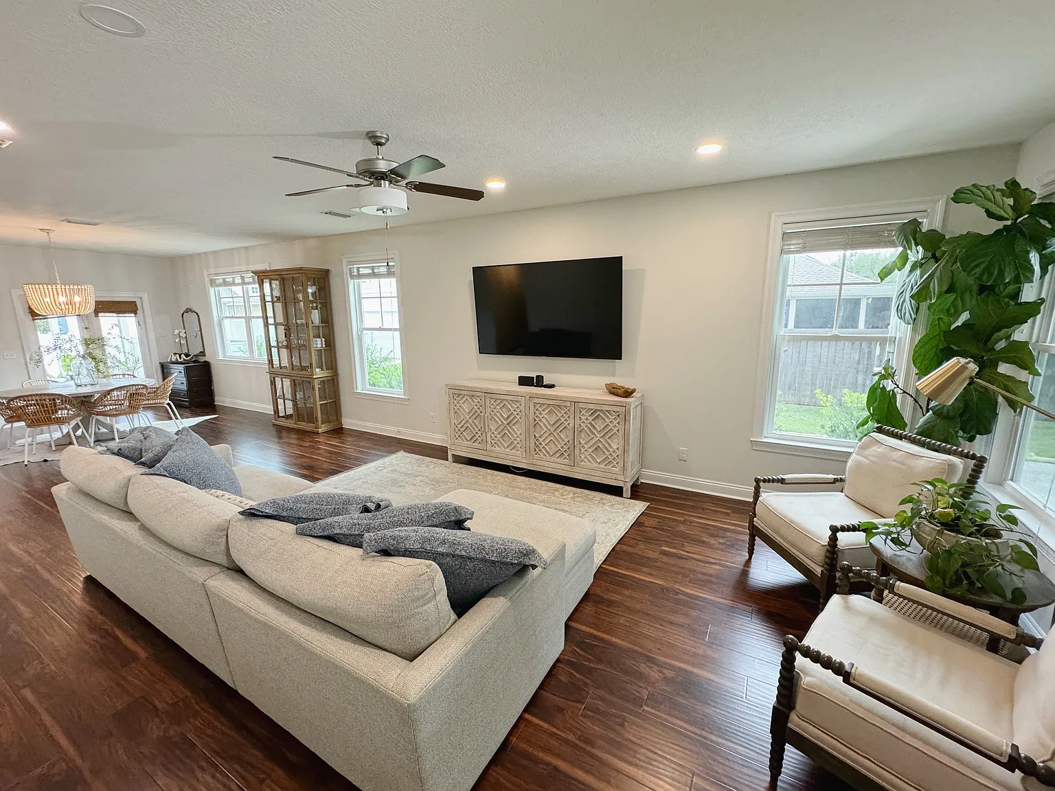 5 bed, 2556 sqft, $4,200 — Photo 2