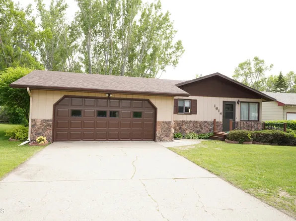 1614 2nd Pl NE, Jamestown, ND 58401