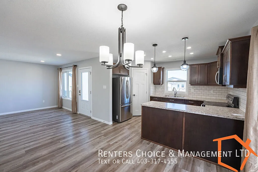 3 Bedroom Main Floor, Utilities Included — Photo 3