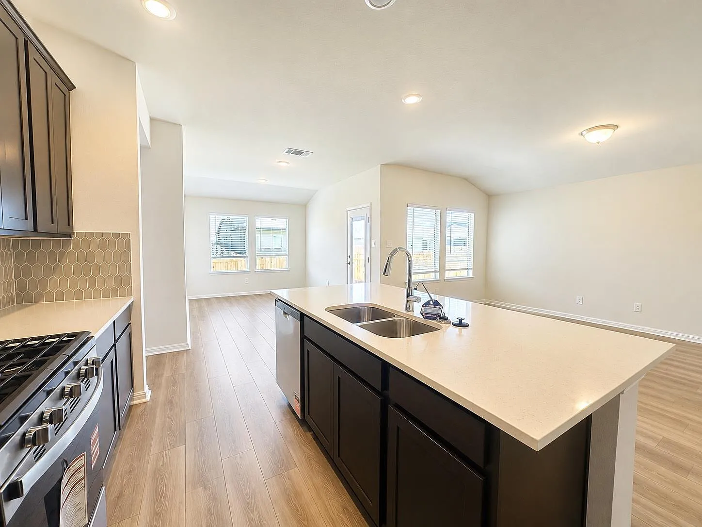 4 bed, 2.0 bath, 1688 sqft, $1,995 — Photo 2