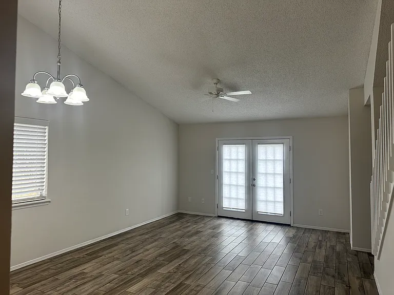 1002 Snug Harbor Ct — Photo 3