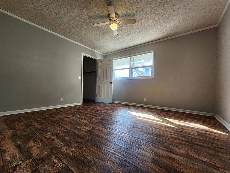 1711 Oak Hill Dr — Photo 3