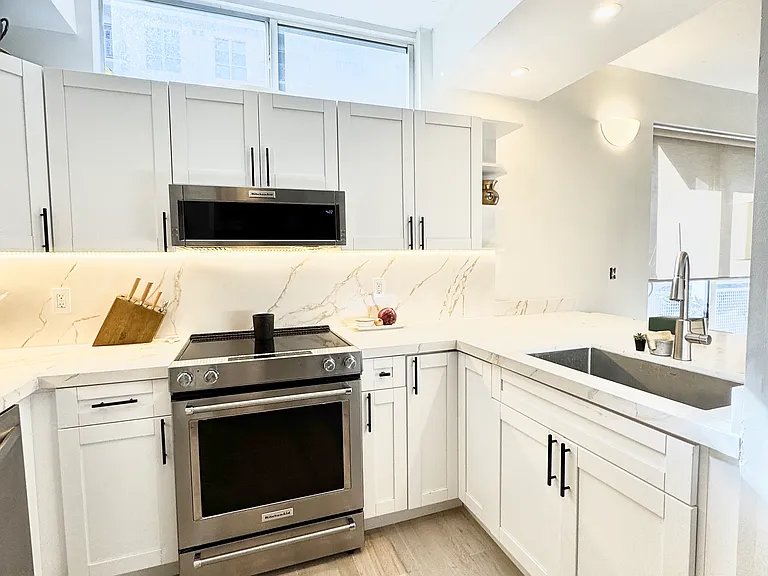 455 NE 25th St #401 — Photo 1