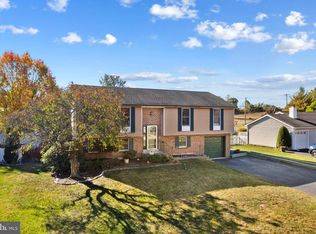 140 Apple Valley Dr, Langhorne, PA 19047