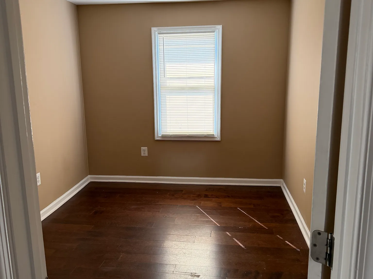 4 bed, 100 sqft, $750 — Photo 3