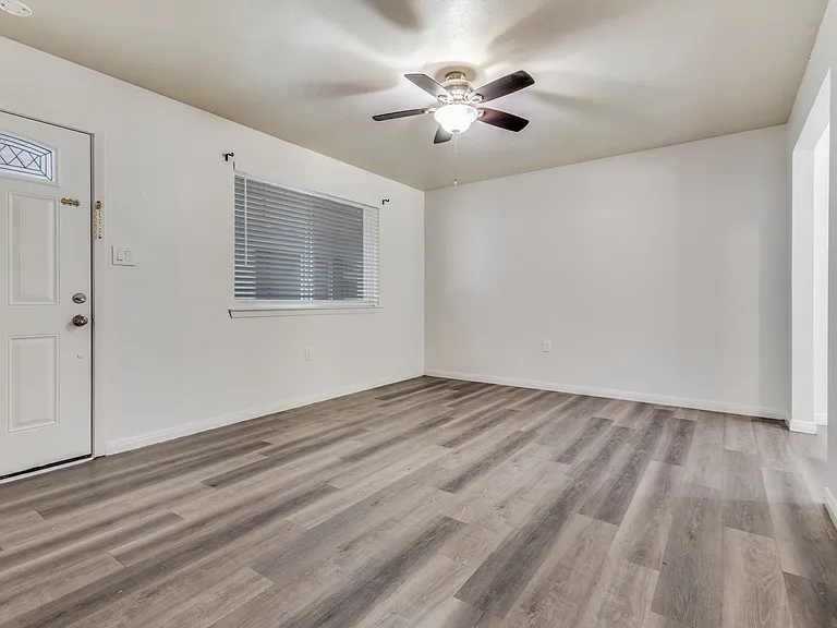 428 N Dallas Ave #7 — Photo 3
