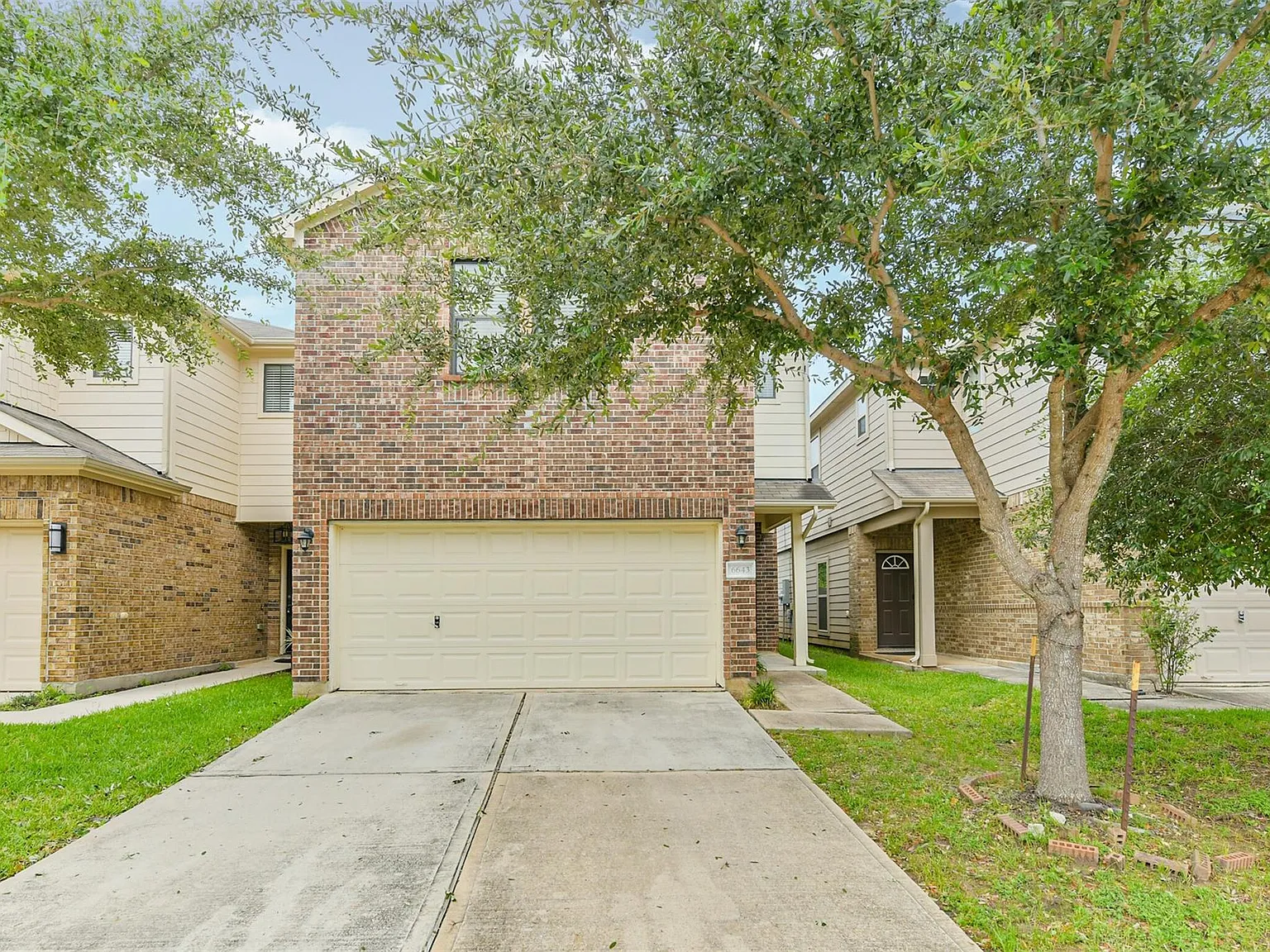 3 bed, 2.5 bath, 1696 sqft, $1,950 — Photo 2