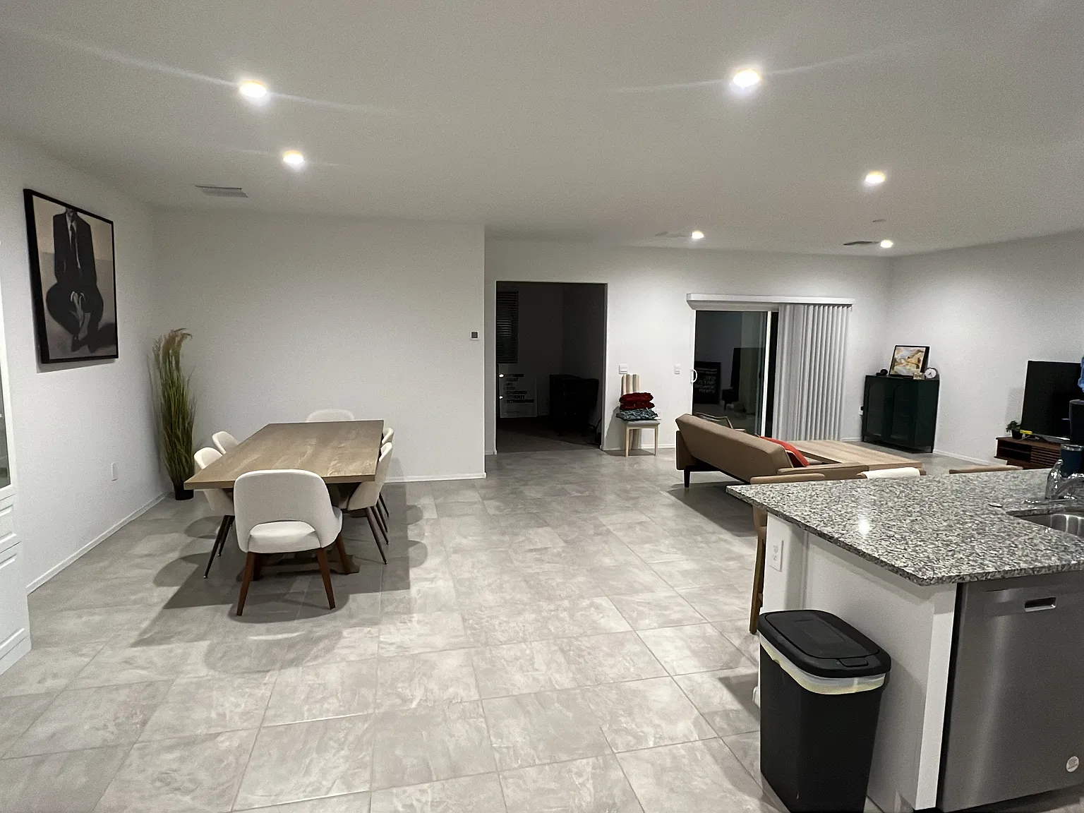 4 bed, 2338 sqft, $2,400 — Photo 4