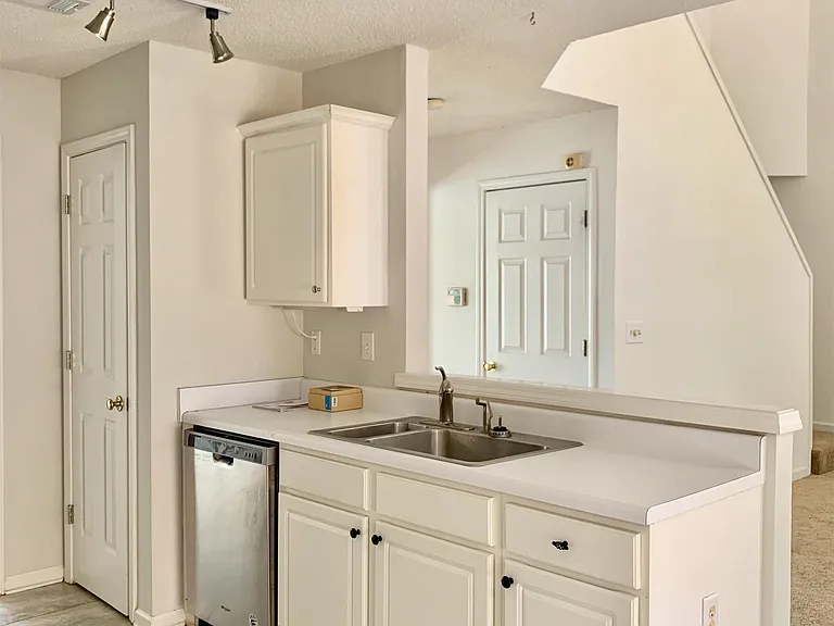 485 Chippenham Ct — Photo 6