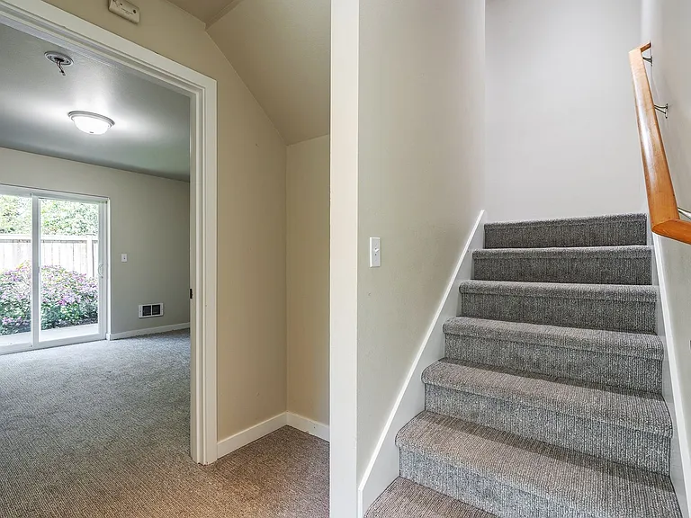 Modern 3 bedroom Townhomes with Garage — Photo 16