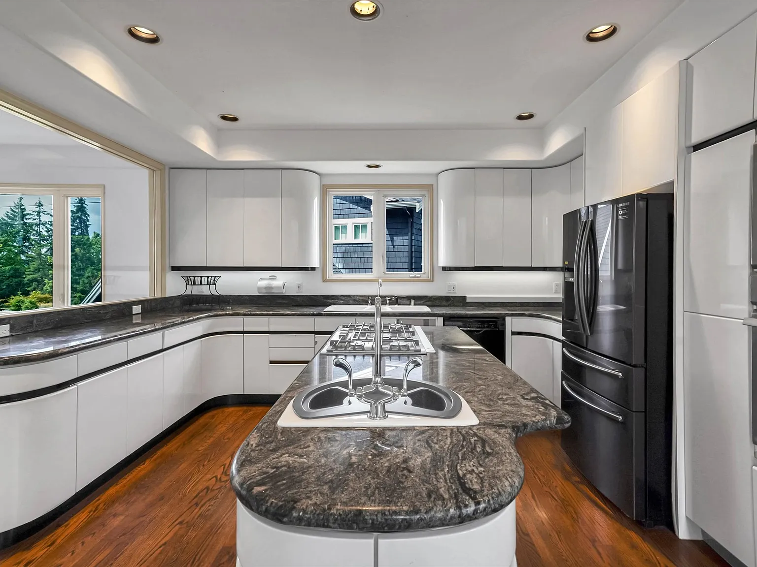 4 bed, 4.5 bath, 4260 sqft, $7,000 — Photo 4