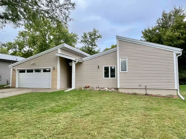 203 Willow Ct, Elk Point, SD 57025