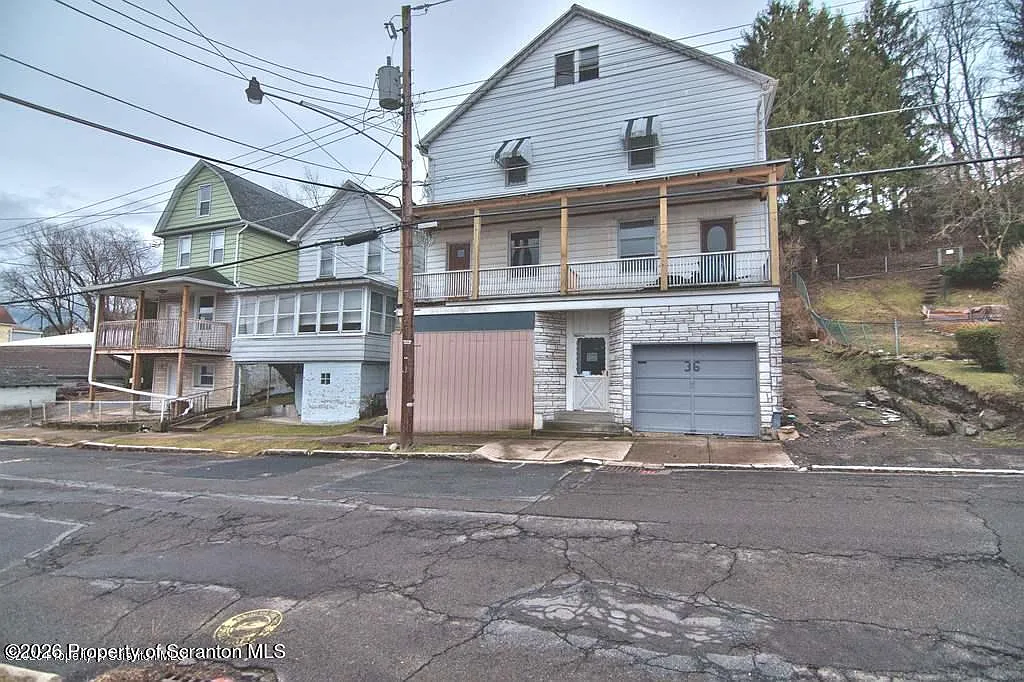 3 bed, 1.0 bath, 1500 sqft, $1,350 — Photo 1