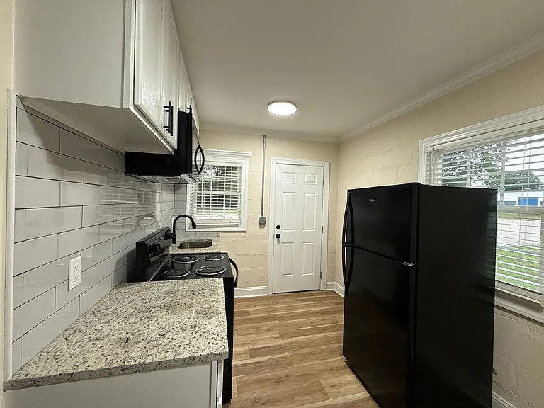 210 Walnut St W — Photo 4