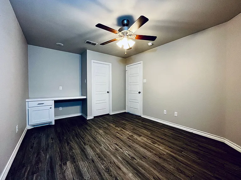 Stunning 4 Bedroom Near Tech — Photo 40
