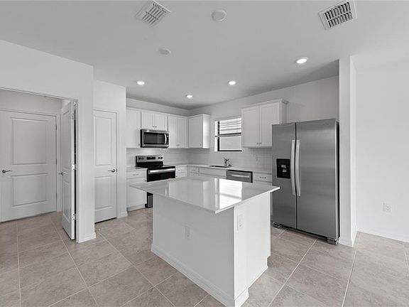 4th image of 616 Lakeside Oasis AVE