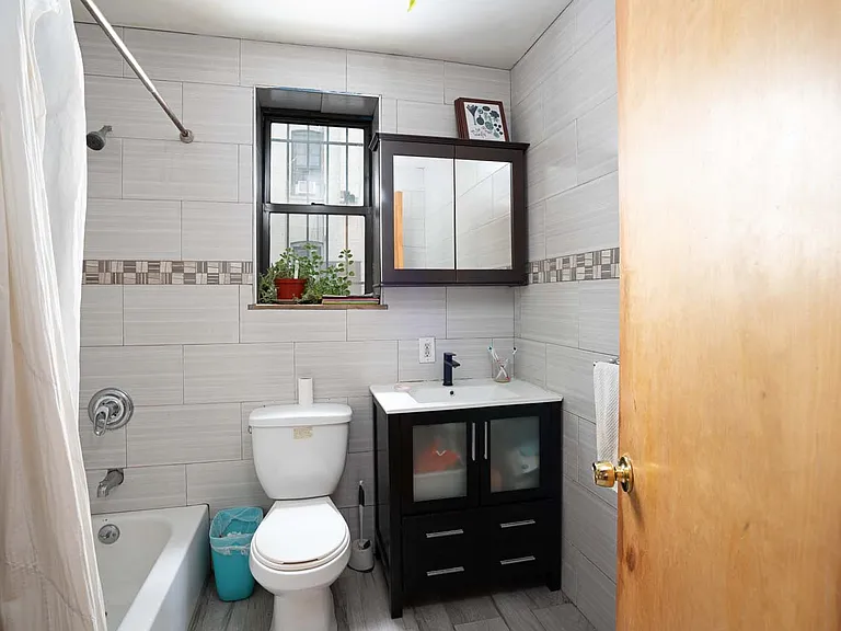 1596 Lexington Ave #4A — Photo 7