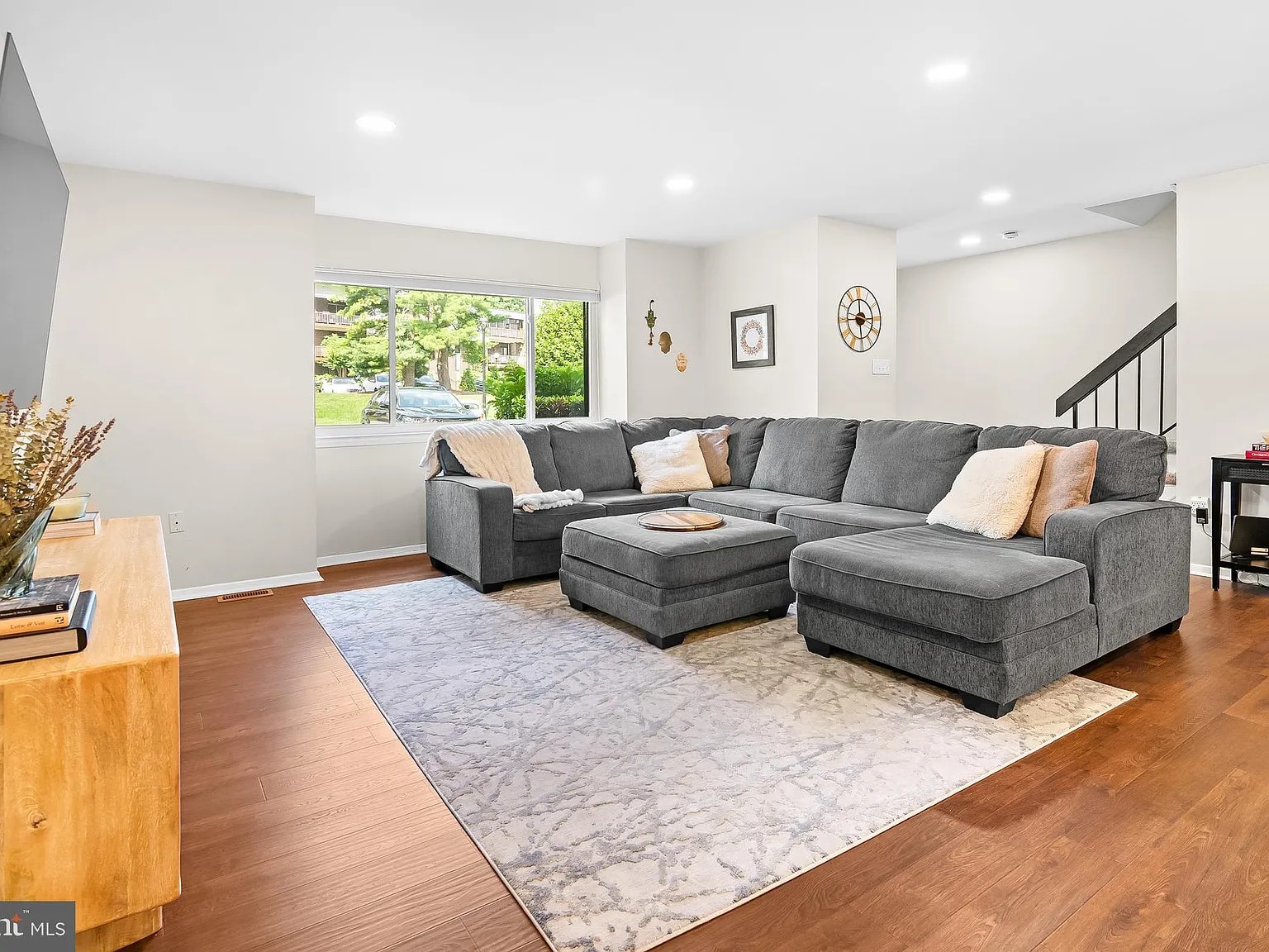 3 bed, 4.0 bath, 2659 sqft, $3,200 — Photo 2