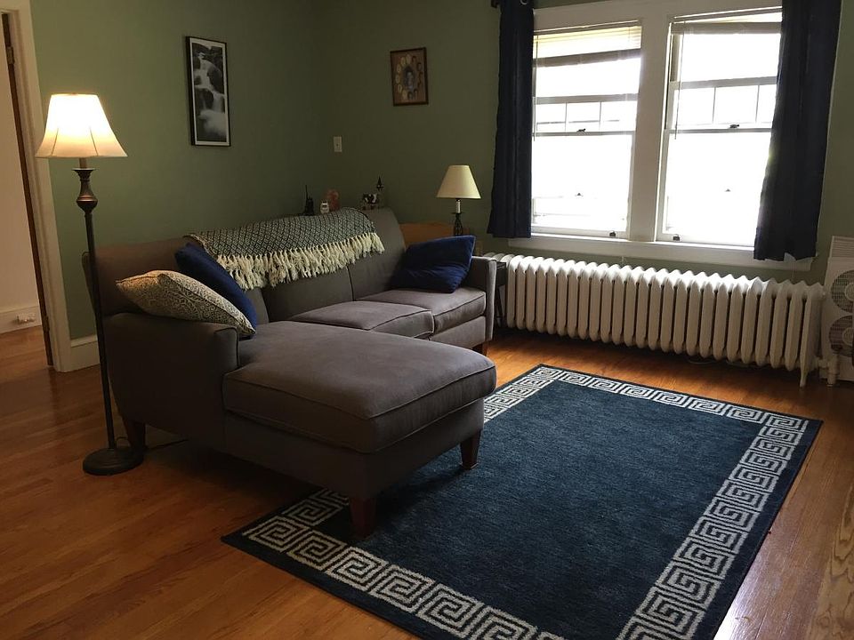 Beautiful livingroom (not pictured: fireplace and built in s