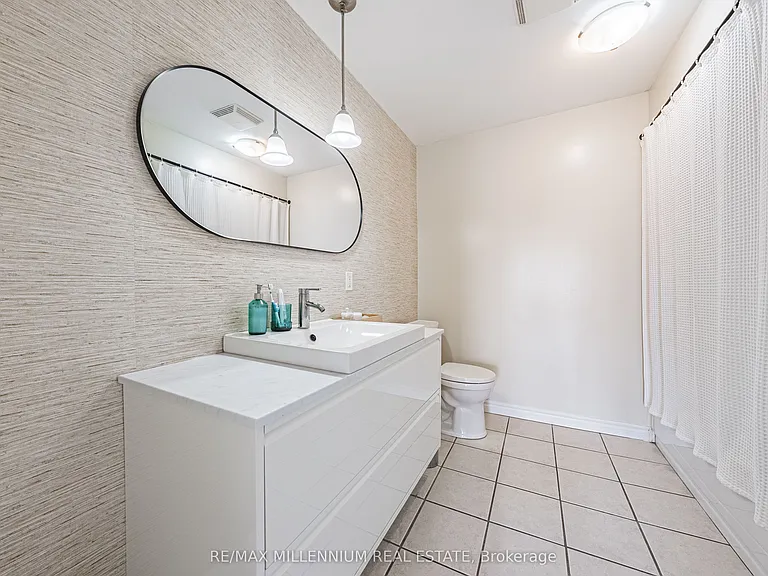 135 James St S #1401 — Photo 18