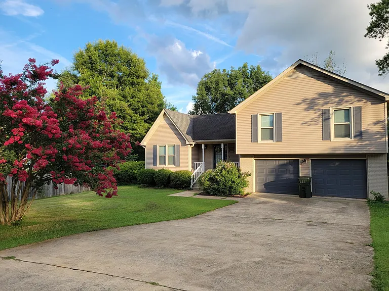 485 Marion Dr — Photo 2