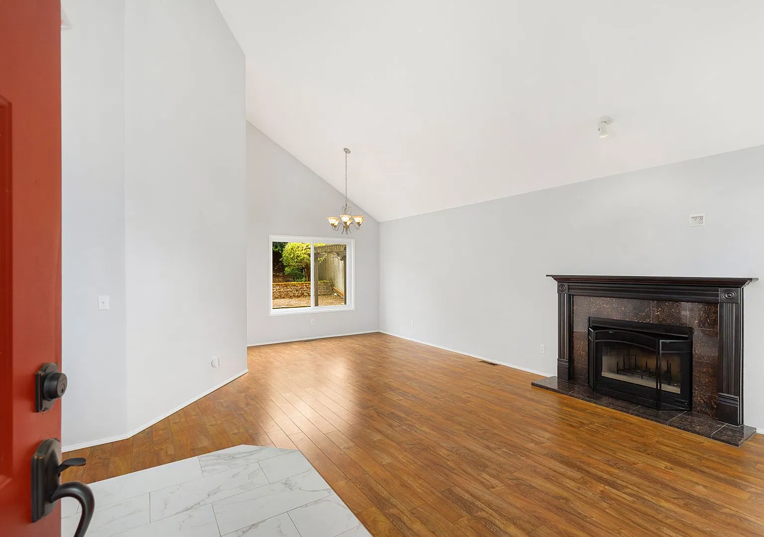 Beautifully Updated 3 Bedroom Totem Lake Home with A/C, Spacious Deck & Landscaped Backyard! — Photo 3