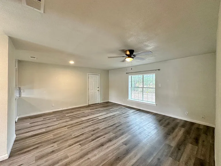 1410 Hammond Dr — Photo 2
