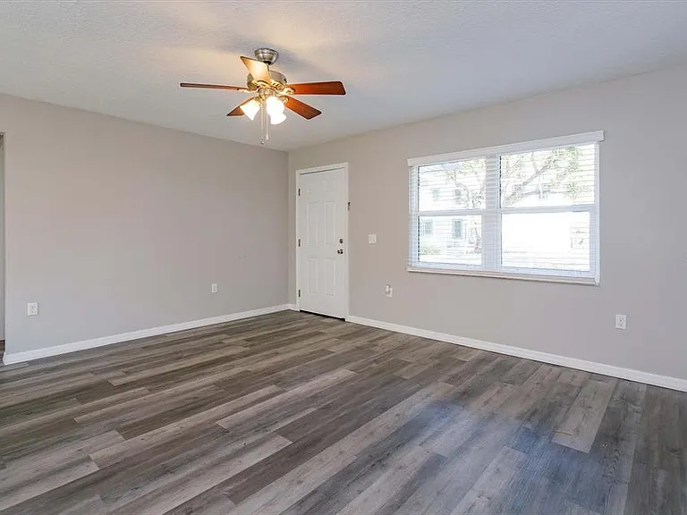302 Ballard Ave — Photo 7