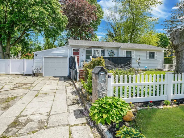 85 Applegate Drive, Central Islip, NY 11722