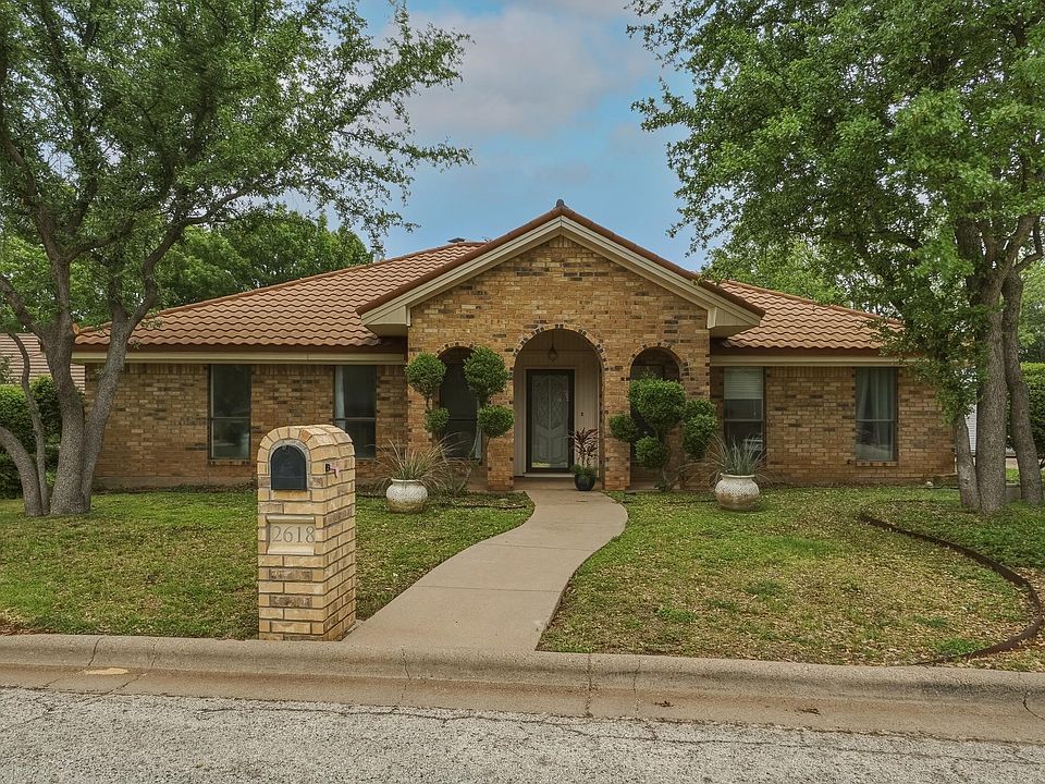 1st image of 2618 Woodlake Dr
