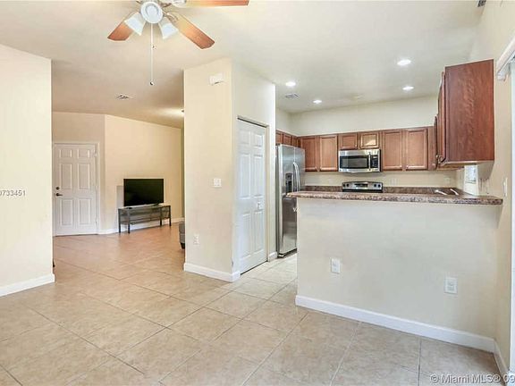 4th image of 390 NE 37th Ave #390