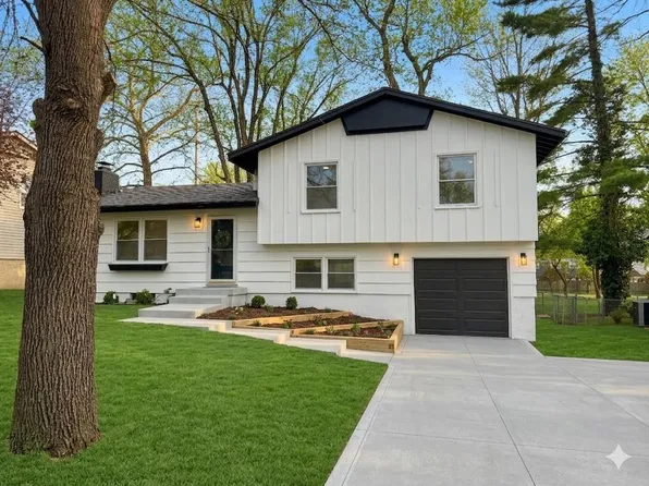 8813 W 90th Ter, Overland Park, KS 66212