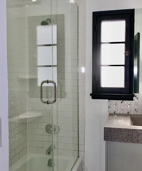 8216 Willoughby Ave — Photo 10
