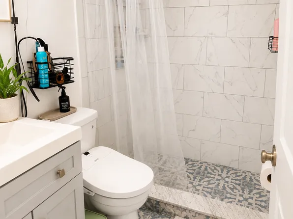 21272 16th Ave APT 1, Bayside, NY 11360