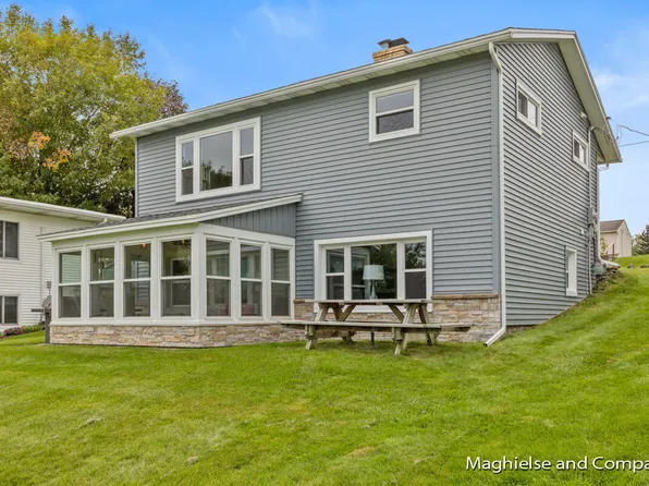 7672 Dream Isle Dr NE, Belding, MI 48809