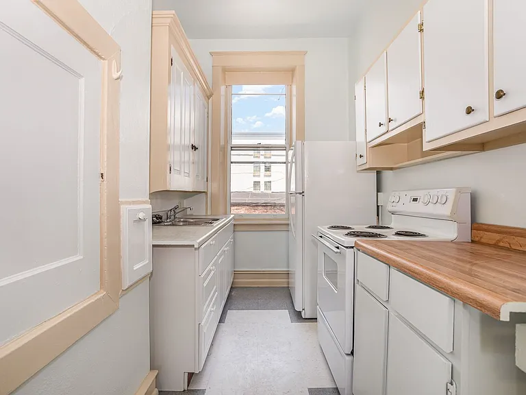 25 W Pomfret St — Photo 8