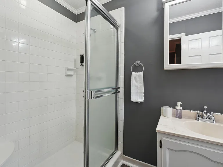 Full Master Bathroom (tub + shower + 2 sinks + 2 closets) -Upstairs Level