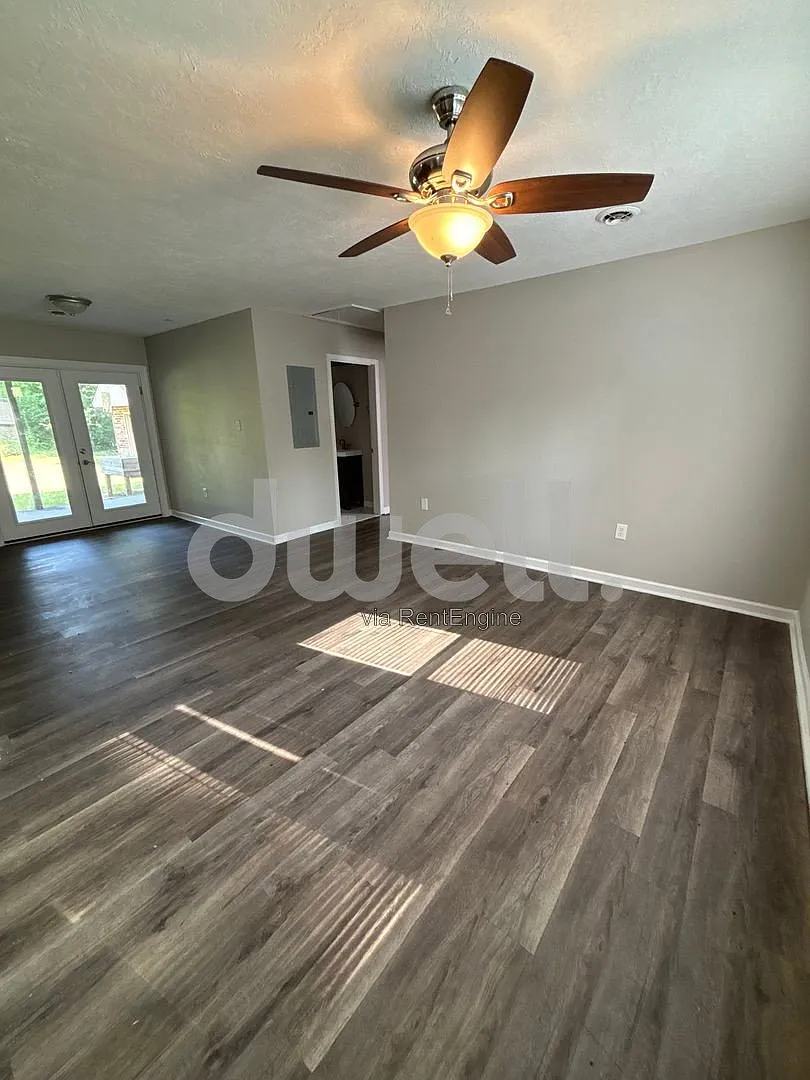 3 bed, 1.0 bath, 1878 sqft, $1,380 — Photo 2