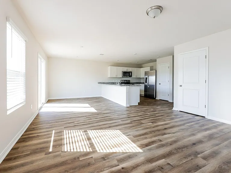 2104 Cedar Bend Dr — Photo 4