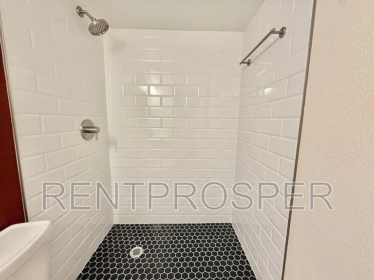 1100 Delaney Ave #F201 — Photo 9