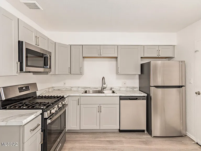 137 S Grande Ave #4 — Photo 1