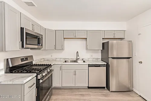 137 S Grande Ave #4 Photo 1