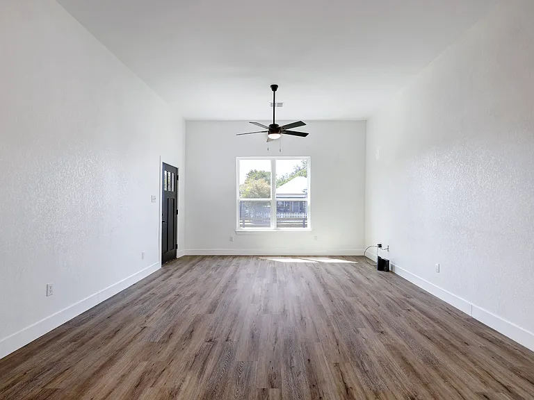2425 Monterey St — Photo 7
