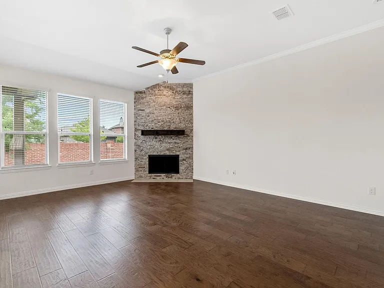 1705 Medina Ln — Photo 6