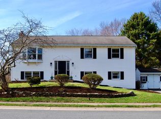 2292 Bob White Ln, Lancaster, PA 17601