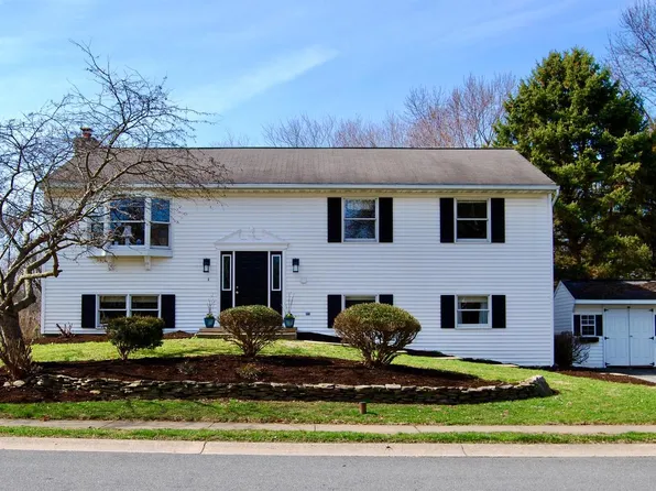 2292 Bob White Ln, Lancaster, PA 17601