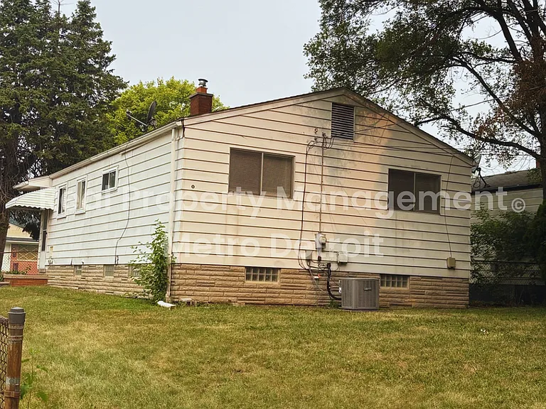 22706 Hillock Ave — Photo 13