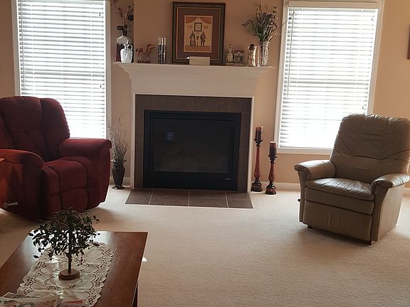 LIVING ROOM/GAS FIREPLACE