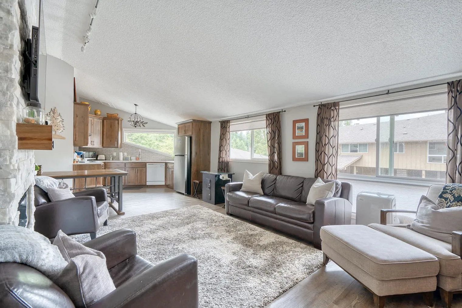 1 bed, 1.0 bath, 688 sqft, $3,304 — Photo 2